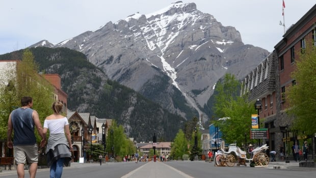 Banff's pedestrian zone to be dismantled after Labour Day long weekend | CBC News