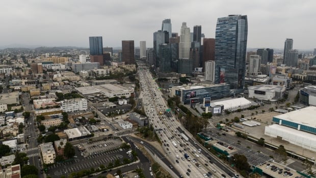 Passenger dies after gunman hijacks city bus in L.A., forces driver through traffic at gunpoint | CBC News