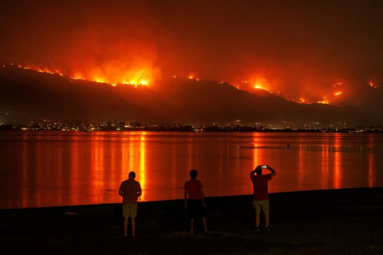 Skies rain ash and embers as 'hellish' wildfires tear through Southern California | CBC News