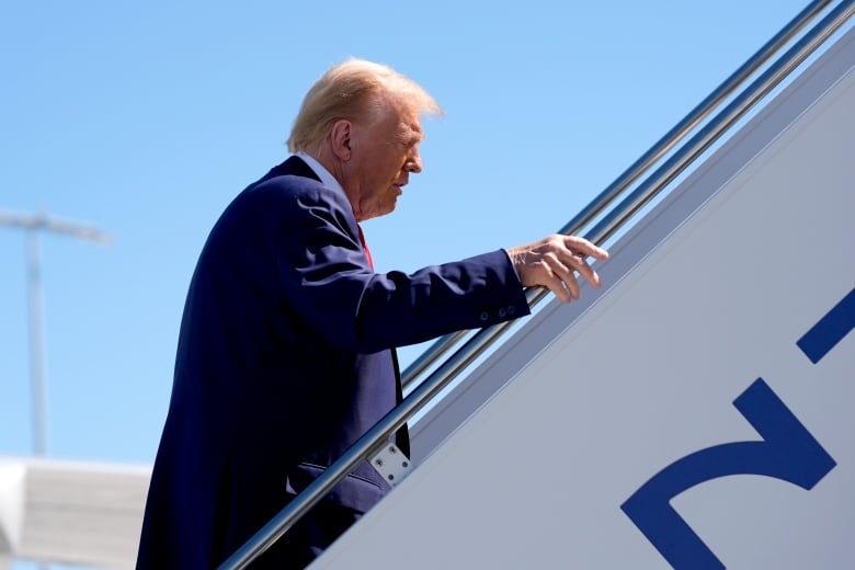 Trump was target of apparent assassination attempt at his Florida golf club, FBI says | CBC News