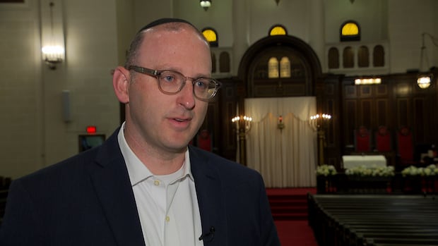 Jewish Montrealers enter high holidays with increased security at synagogues | CBC News