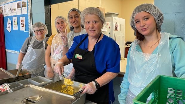 School food programs hope $1B from Ottawa will fill need as they wait for governments to sign on | CBC News