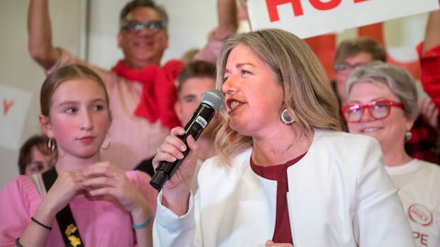 Susan Holt leads Liberals to majority, Blaine Higgs loses seat | CBC News