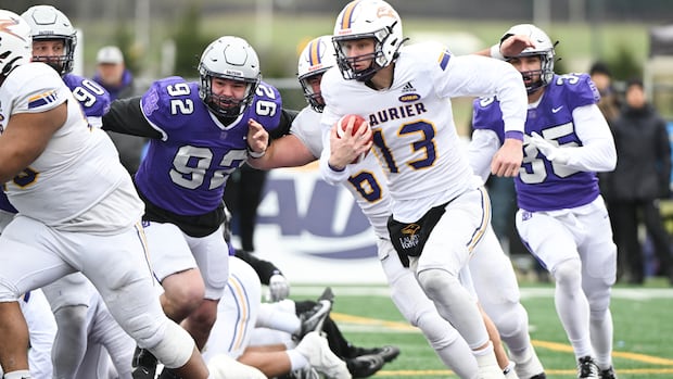 Laurier advances to Vanier Cup after blowing out Bishop's in Uteck Bowl