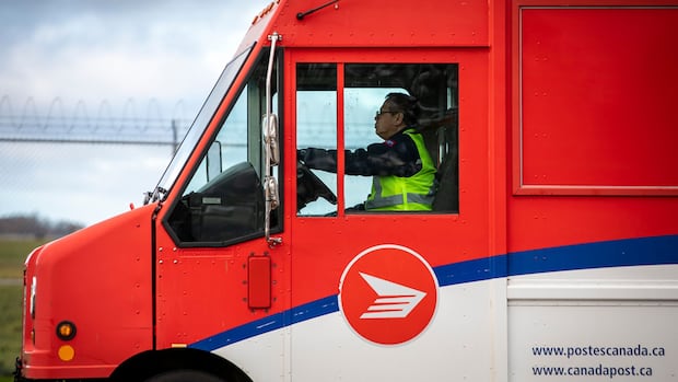 Service Canada holding 85,000 passports as Canada Post strike continues