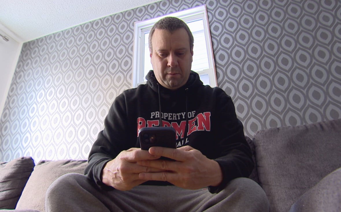 2 Sask. men say they are out thousands of dollars after hockey card order never arrived