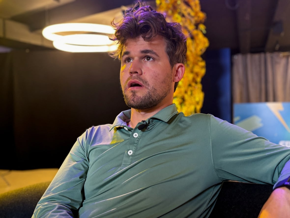 Chess great Carlsen returns to tournament â and the jeans stay on