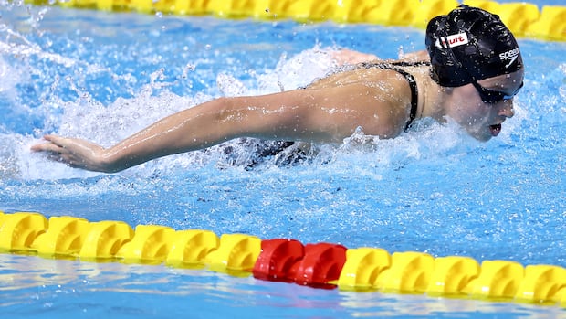 Summer McIntosh wins 3rd gold medal with another world-record performance at short course swim worlds