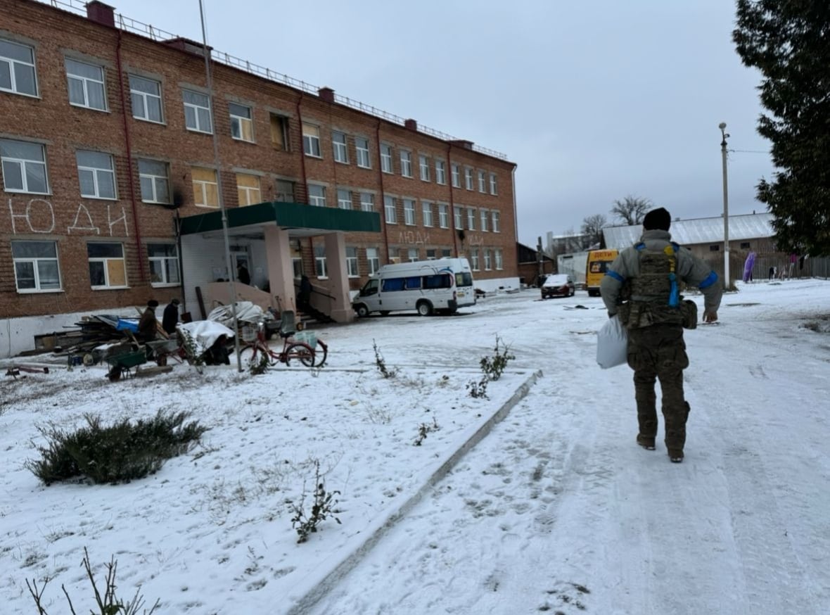 Ukrainian soldiers have been ordered to keep holding Kursk â as Russia races to take it back