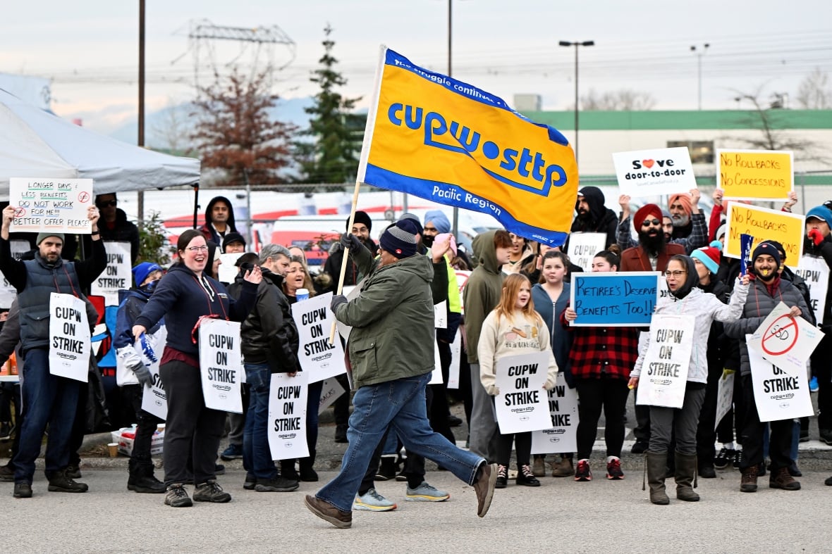At federal inquiry, Canada Post blames workers leaving early and union points to mismanagement