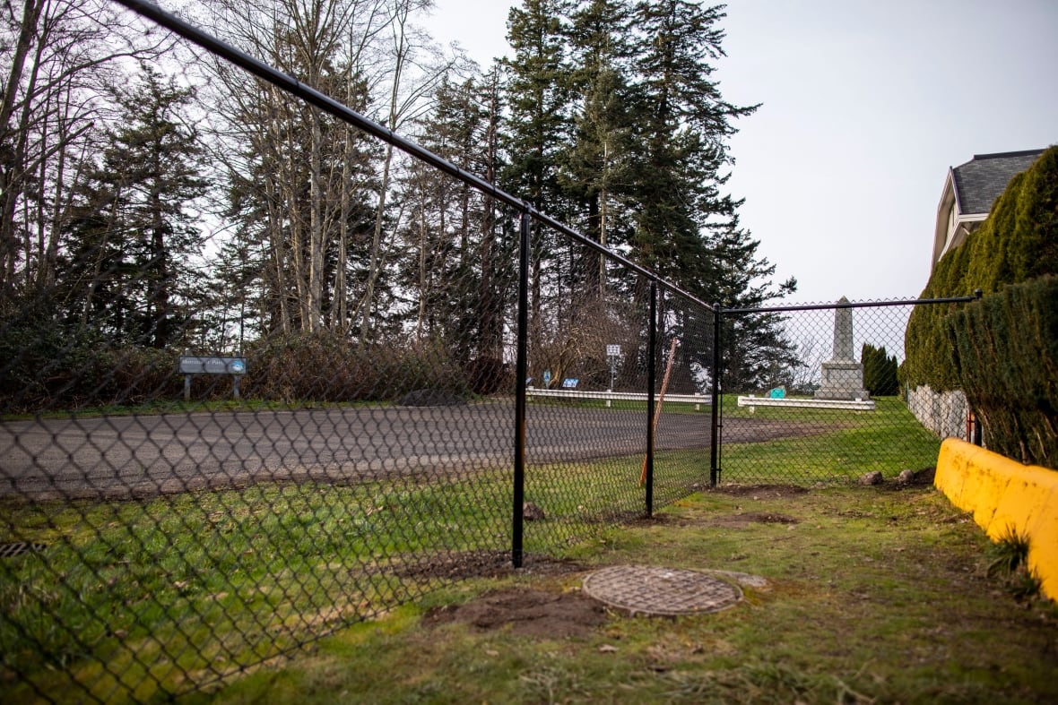 Short chain-link fence separating Canada from U.S. in Delta, B.C., not needed, mayor says