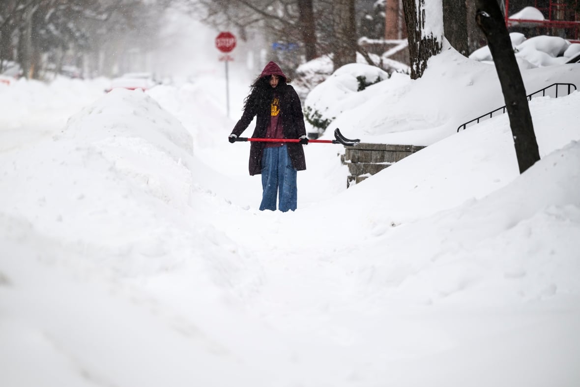 Ontario, Quebec tackle towering snow piles after back-to-back storms