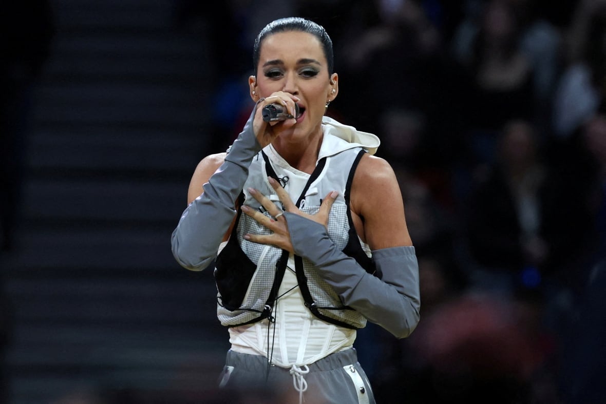 Pop star Katy Perry, news personalities Gayle King and Lauren Sanchez to go into space