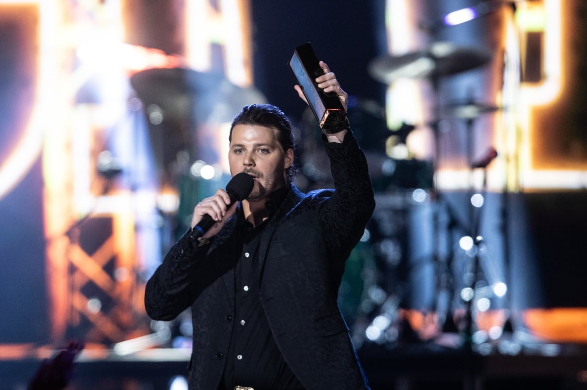 Tate McRae, Josh Ross lead nominees for country-loving 2025 Junos
