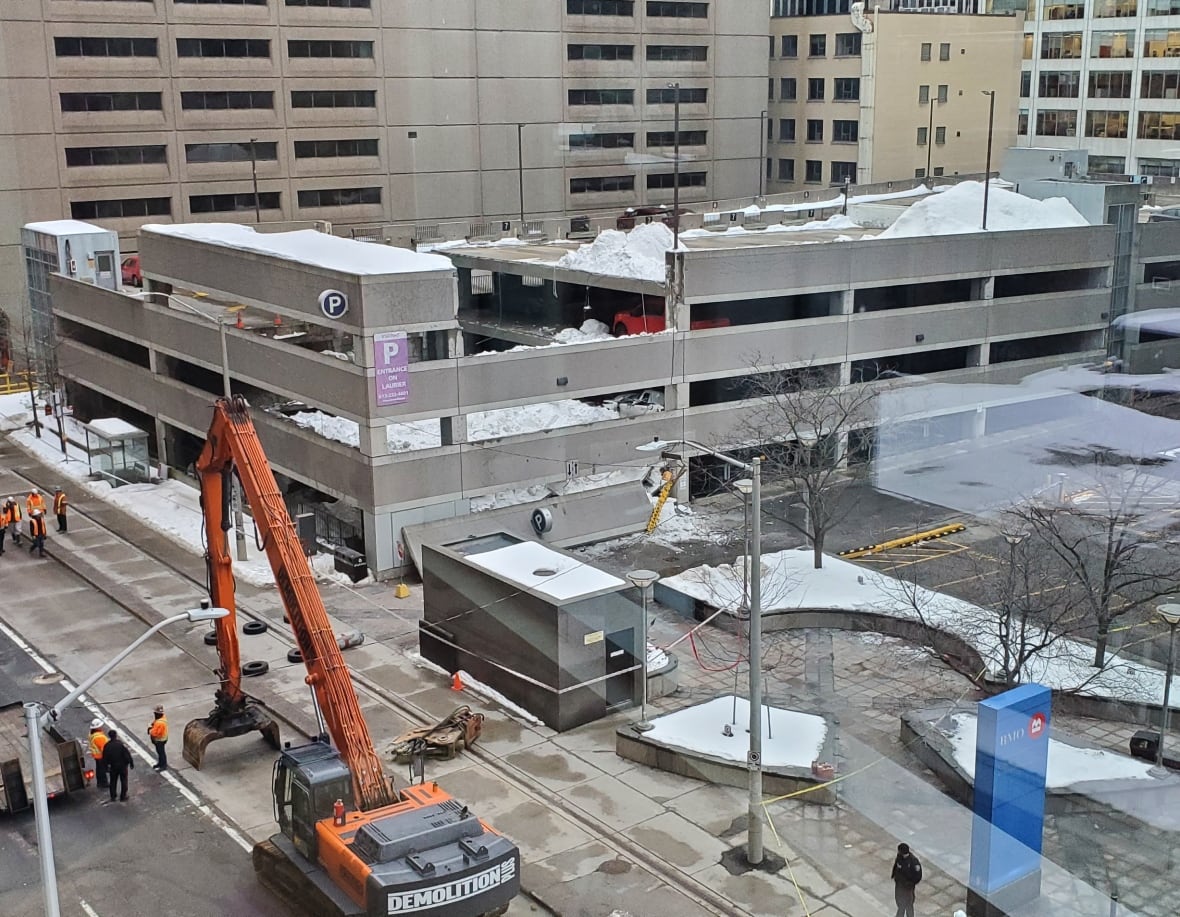 Video captures moment section of Ottawa parking garage collapses