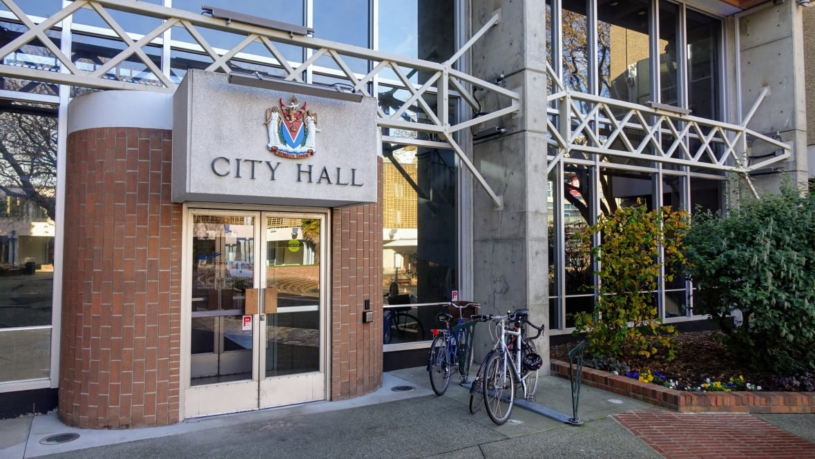 3 die on Victoria streets little more than an hour apart as Island Health issues drug toxicity warning