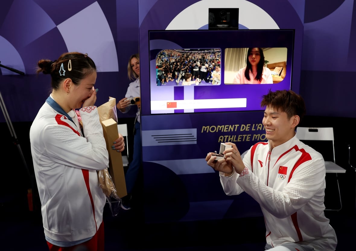 A man proposed to a woman running a marathon â again. Why it's giving some the ick