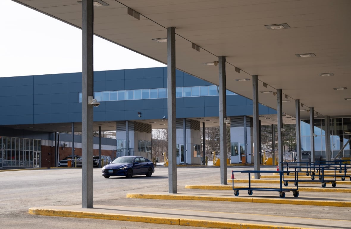Cross-border trips to the U.S. reach COVID lows with nearly 500,000 fewer travellers in February