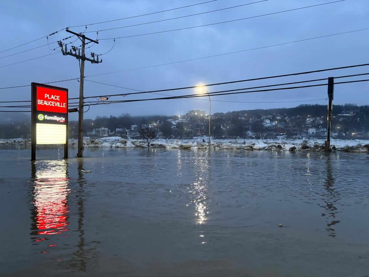 Residents in flood-prone areas of Drummondville, Que., told to leave as spring melt speeds up