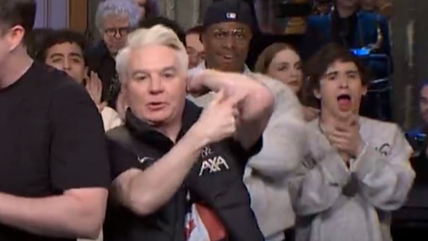 Toronto crowd gets its elbows up in solidarity against U.S. tariffs, annexation threats