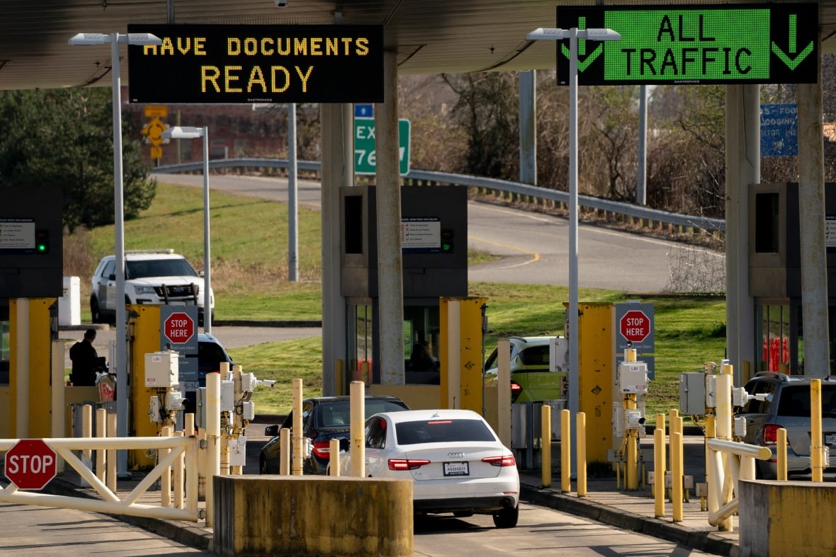 Canadians required to register with U.S. government if in country at least 30 days
