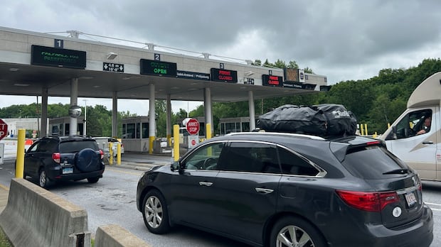 Family of 4 jailed in U.S. for weeks after Canadian border guards turned them away