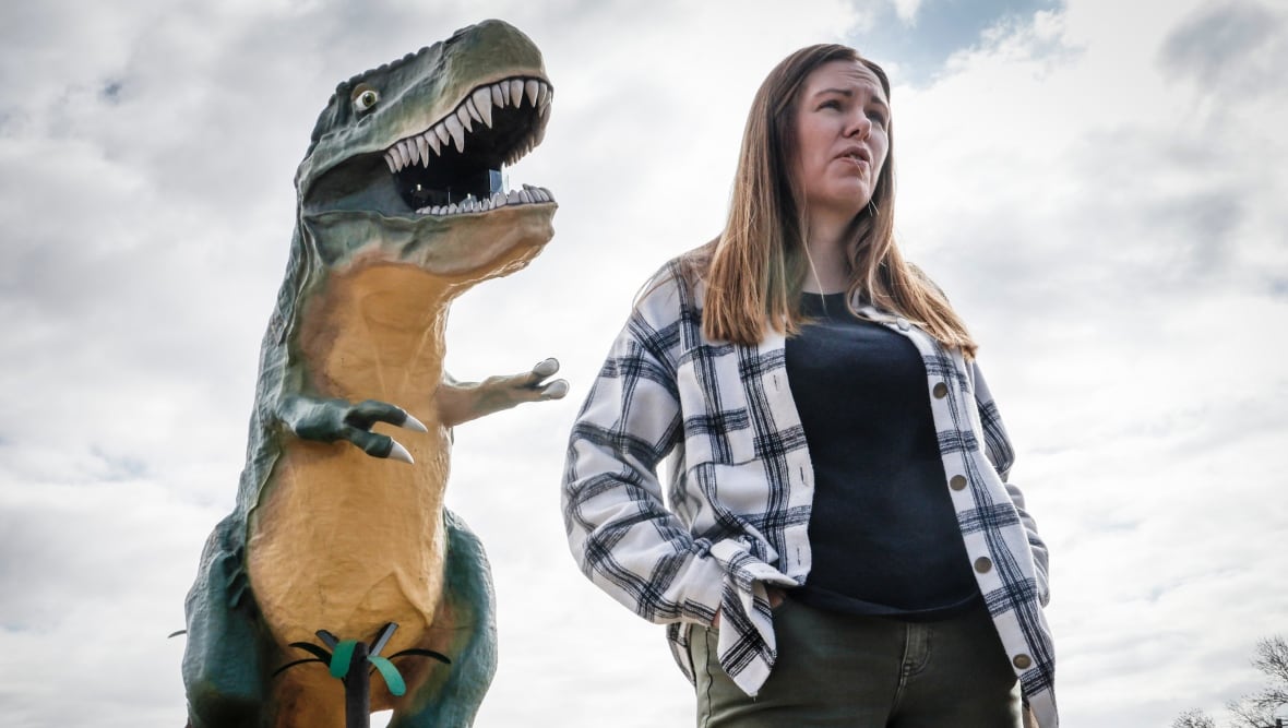 Supporters rally to save giant Drumheller, Alta., dinosaur from demolition