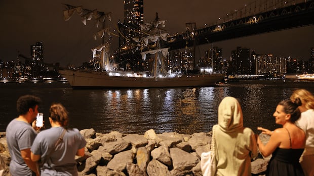 2 killed, others injured after Mexican navy ship sails into Brooklyn Bridge