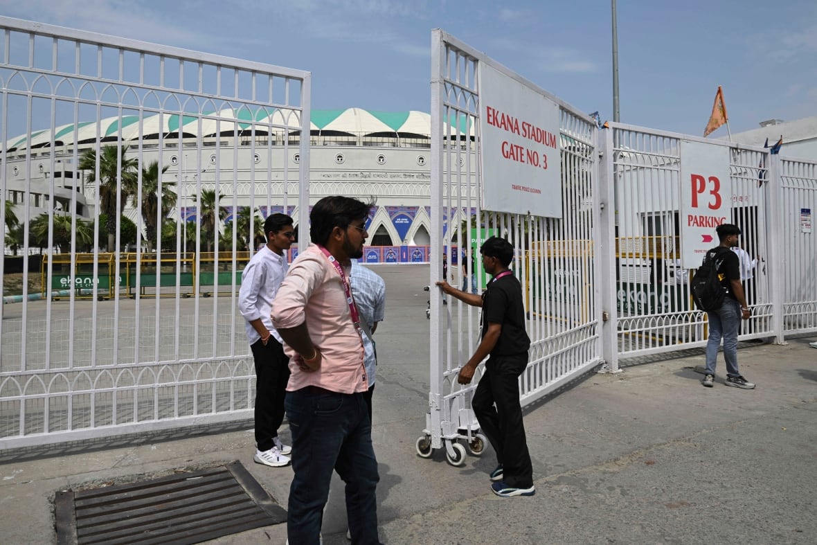India suspends Premier League cricket play as deadly exchanges with Pakistan continue