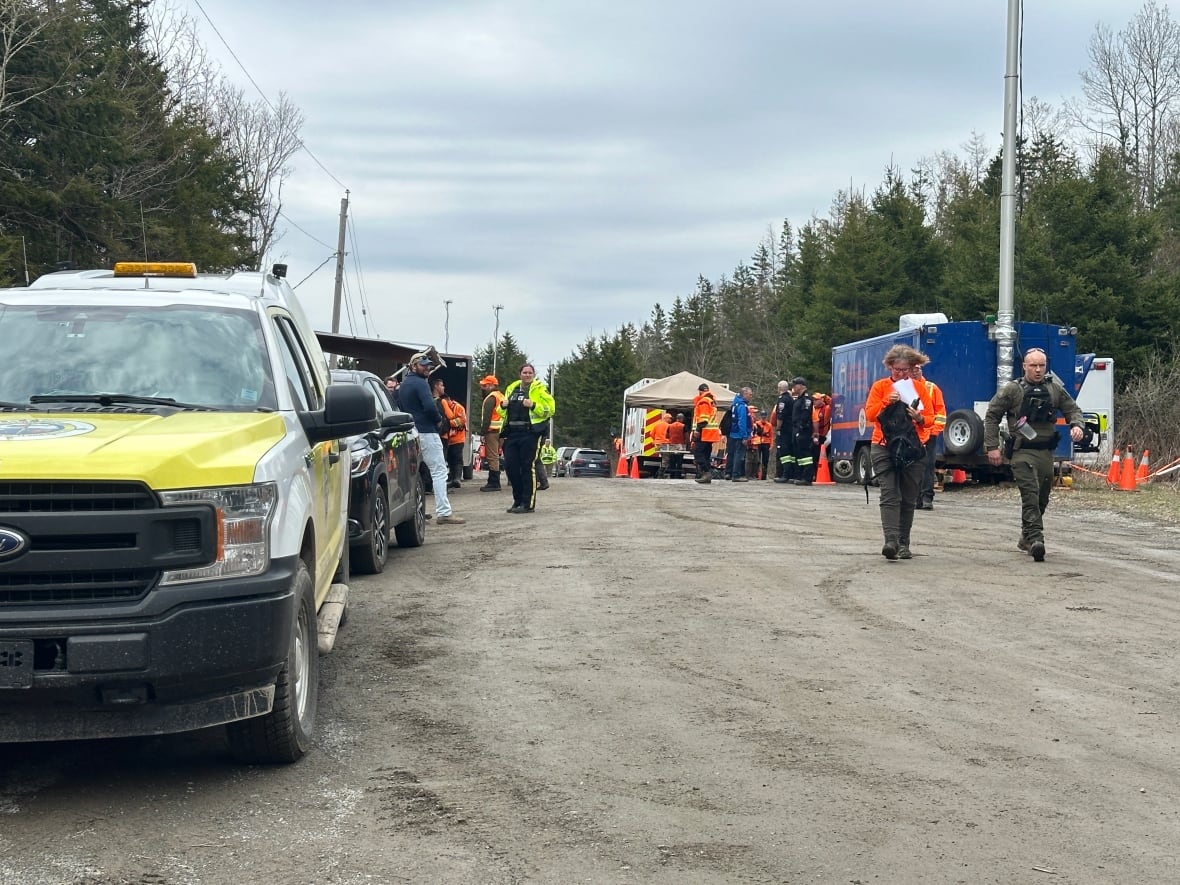 More than 100 searchers scour Pictou County, N.S., for 2 missing children