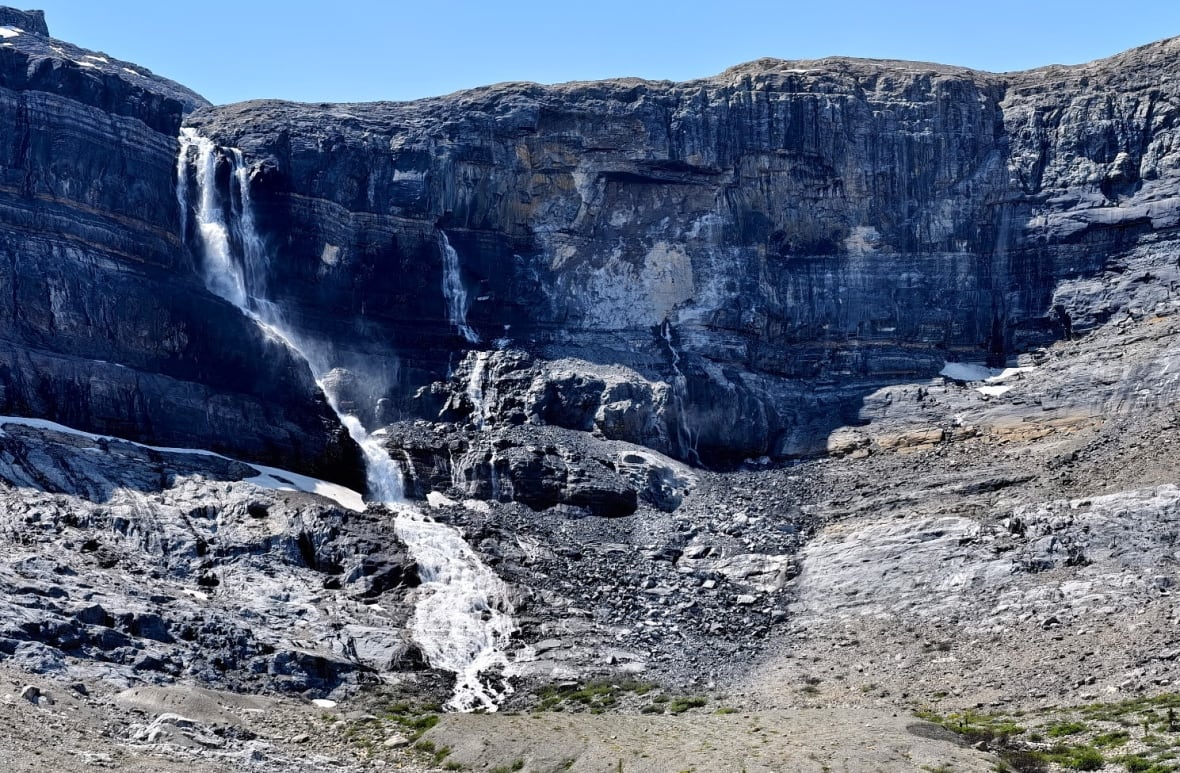 1 found dead, 3 taken to hospital following rockfall near Bow Lake in Banff National Park