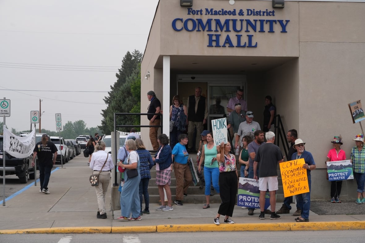 Alberta Premier Danielle Smith faces raucous, angry town hall on province's coal policy