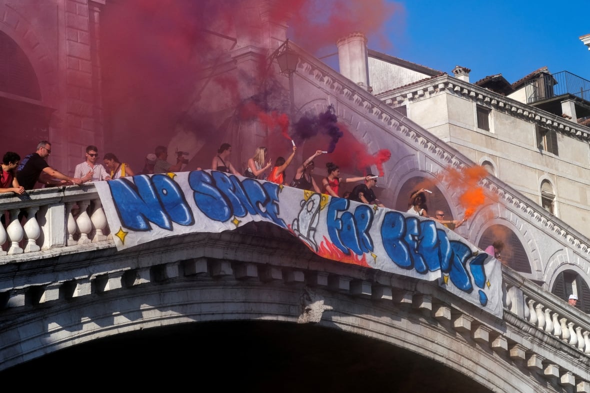 'Kisses Yes, Bezos No': Hundreds protest 3rd and final day of billionaire's Venice wedding