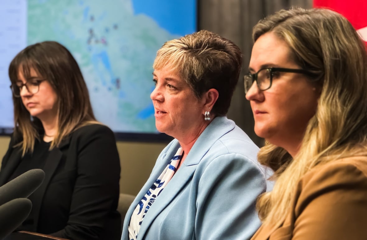 Manitoba officials 'cautiously optimistic' as wildfire evacuees from some communities start going home