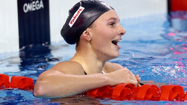 McIntosh breaks own world record in women's 400m IM at Canadian swimming trials