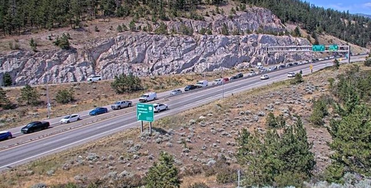 400 properties ordered evacuated after wildfire closes highway in B.C.'s Okanagan region