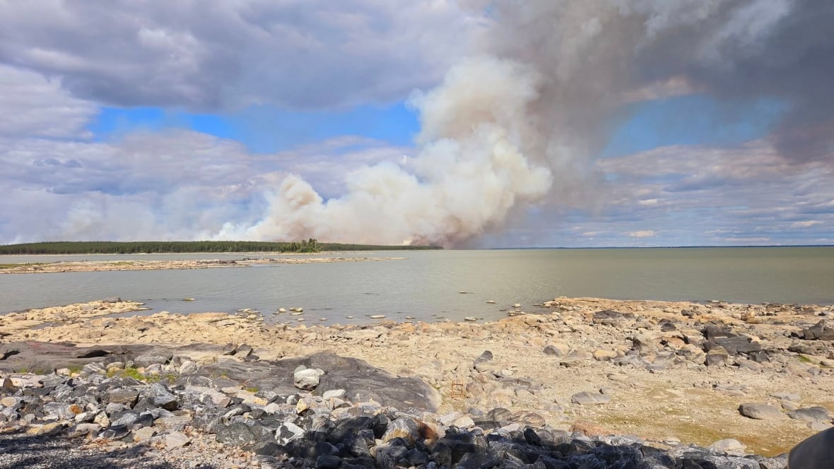 'Absolutely horrendous day' in Tataskweyak Cree Nation as wildfire destroys at least 7 homes