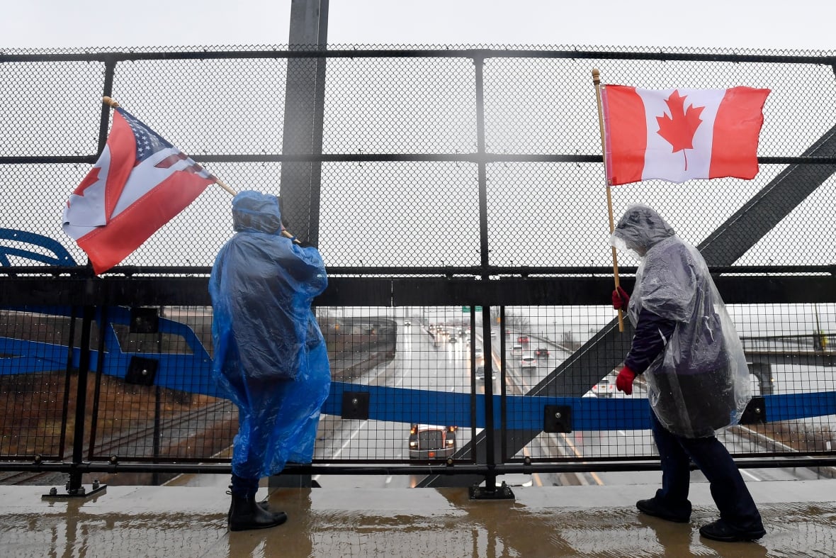 Canadian travel to the U.S. plummets â but Americans are staying home, too