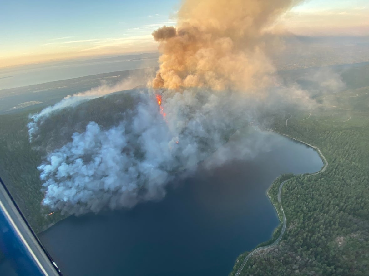 Boaters told to stay off lakes near raging wildfire on Vancouver Island