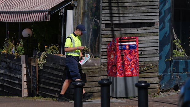 Canada Post lost $407M in 2nd quarter, says customers seeking out other parcel carriers