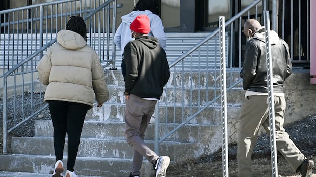Family paid smugglers to reunite after separation by CBSA at Quebec border