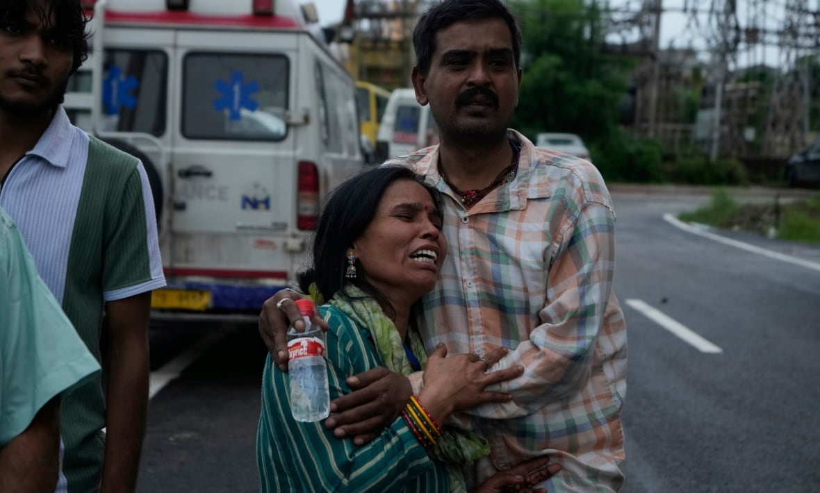 Flash floods in Indian-controlled Kashmir leave 34 dead and over 200,000 displaced