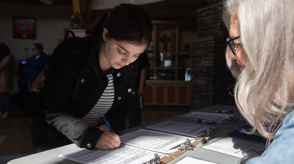 Former Alberta deputy premier takes pro-Canada petition to the streets