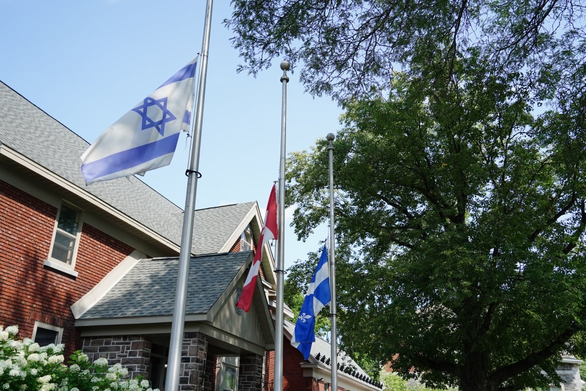 Hampstead, Que., resident challenges Israeli flag in front of town hall