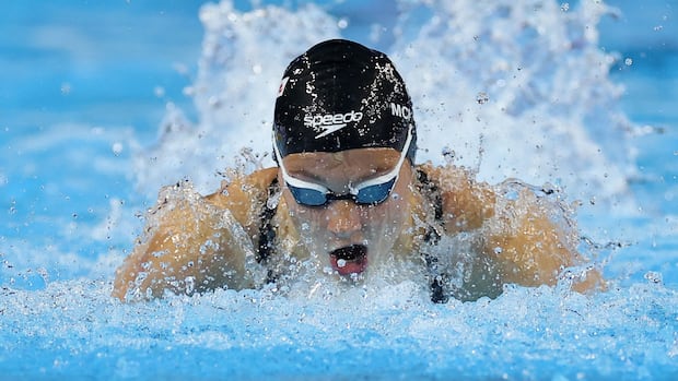 Summer McIntosh captures 4th gold of swimming worlds, winning 400m individual medley