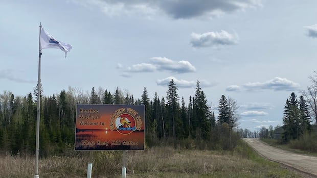 2 armed and dangerous individuals at large in Ginoogaming First Nation in Ontario, police say