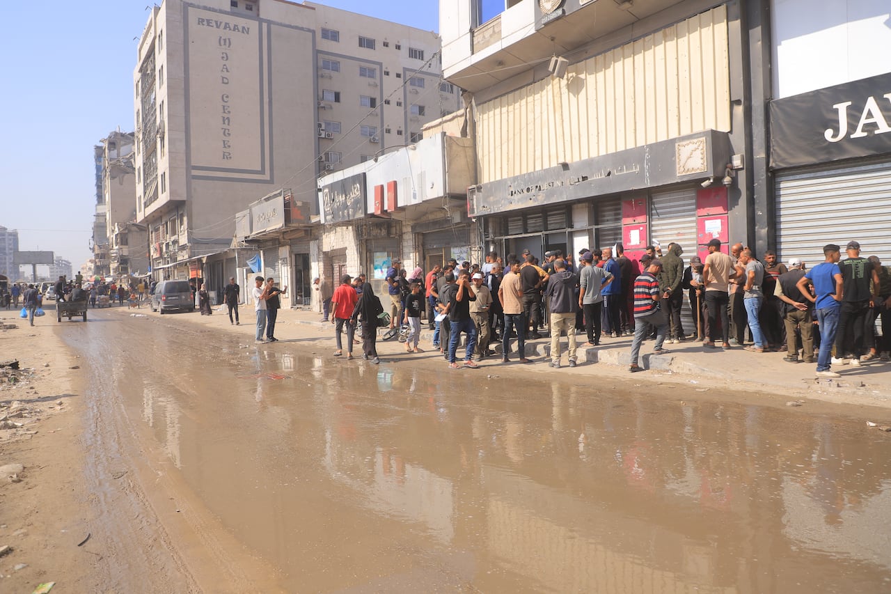 2 bank branches partially reopen in Gaza â without cash