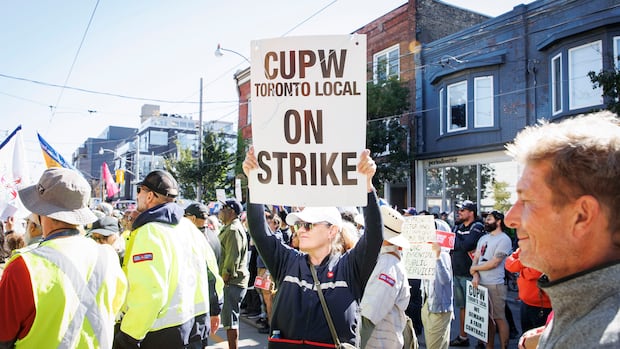 Canada Post takes signing bonus off the table in latest offer to union