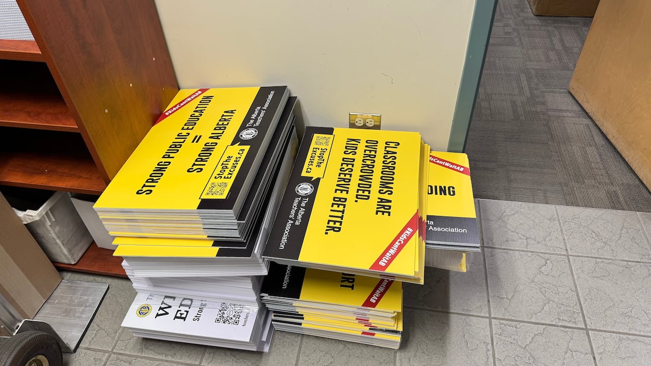 Striking Alberta teachers refuse to engage in talks that exclude pupil-teacher ratio