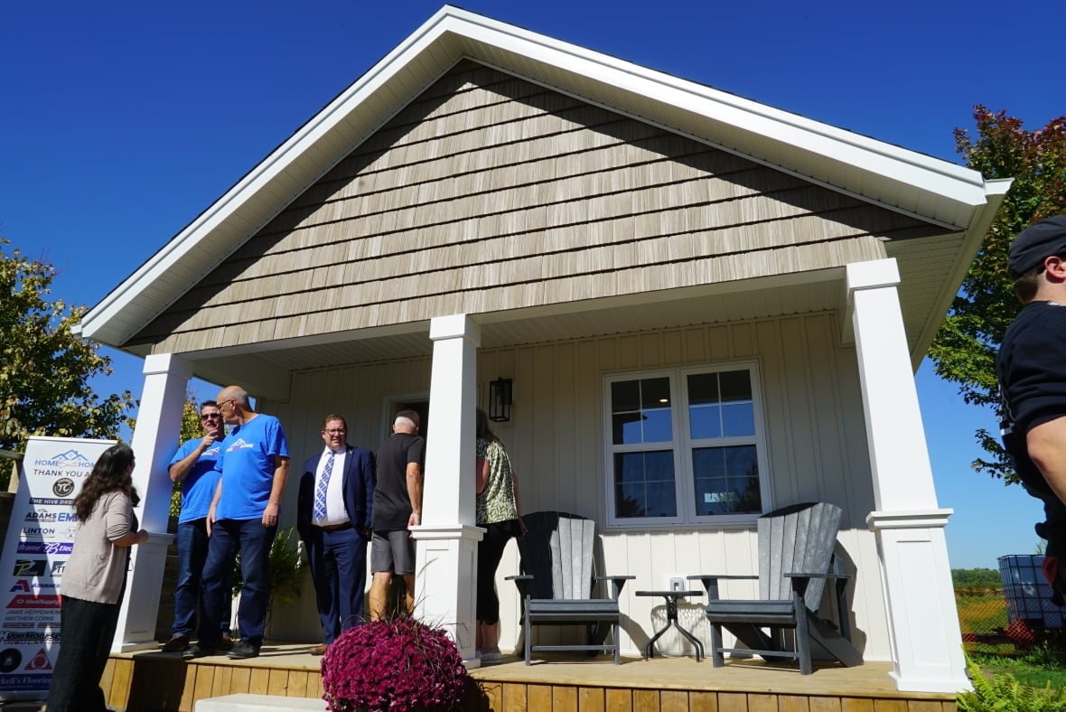 Working but unable to afford rent, St. Marys, Ont., woman moves into town's first tiny home